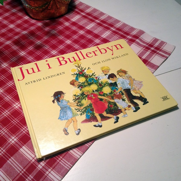 Jul i Bullerbyn av Astrid Lindgren och Ilon Wikland