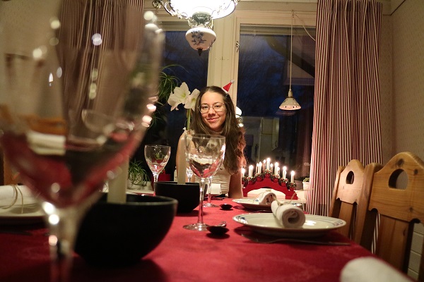 December - poserar i julhårspänne