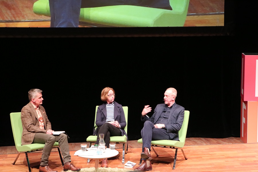 Pekka Heino, Aase Berg och Niklas Wahllöf samtalar om Glädjehuset Sverige.